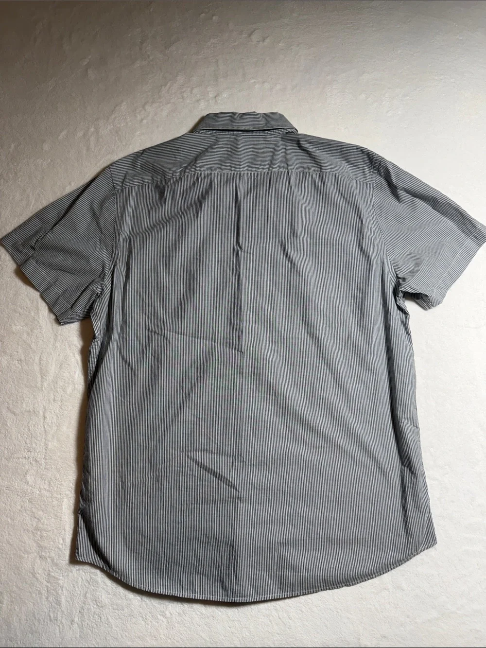 Banana Republic Men's Short Sleeve Button-Down Shirt in Gray/White Stripe
